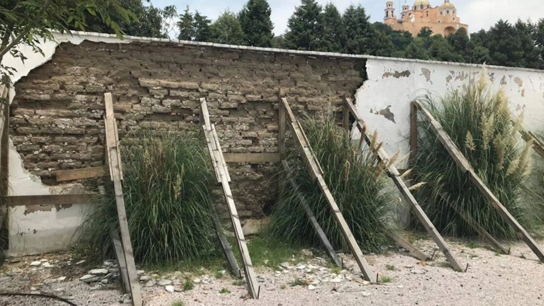 Con grafiti y problemas de reblandecimiento luce la barda del Museo Regional de Cholula